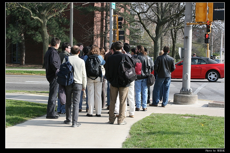 IMG_8056_neo2.JPG - On the way for a tour in the NCSA building